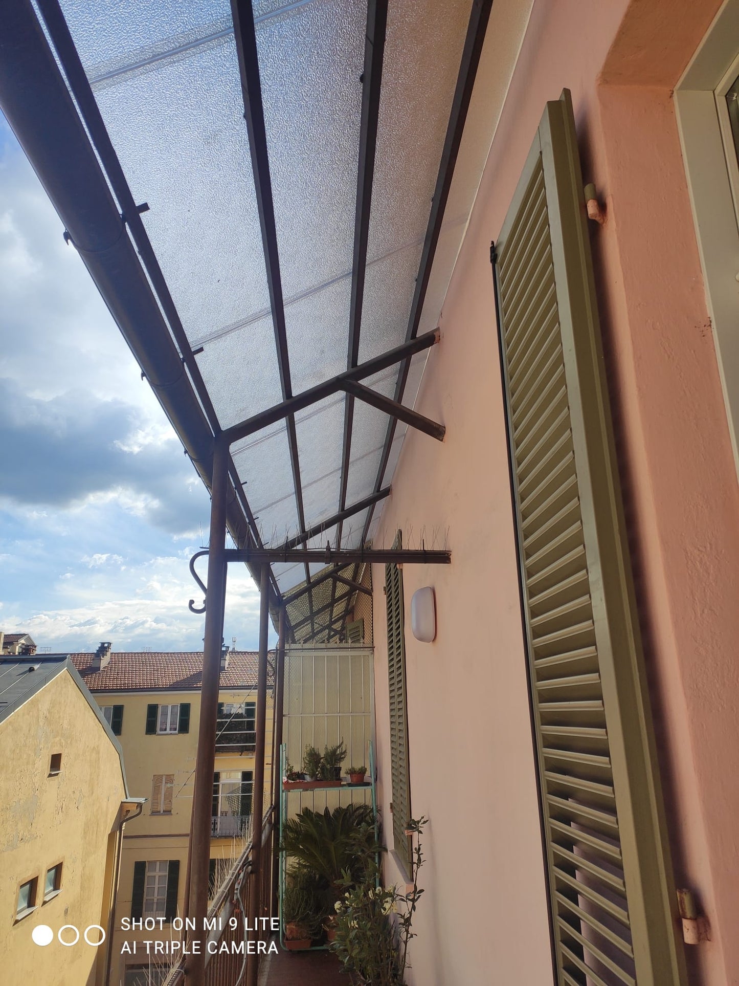 Sostituzione Lastre per Tettoie Danneggiate – Policarbonato, Plexiglass, Lamiere