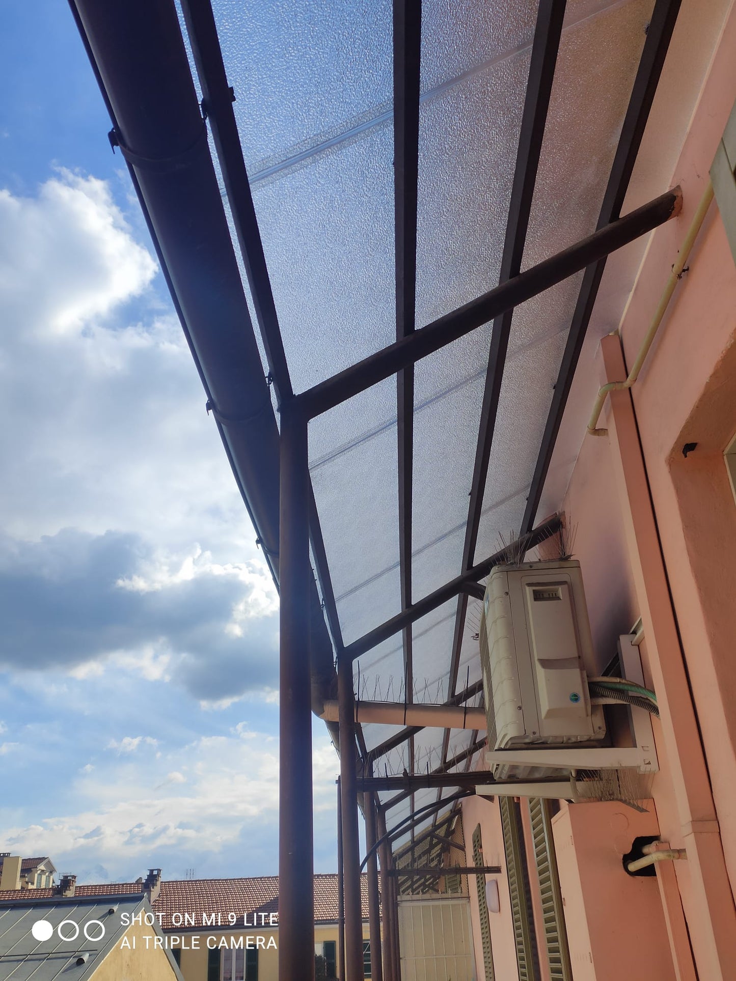 Sostituzione Lastre per Tettoie Danneggiate – Policarbonato, Plexiglass, Lamiere