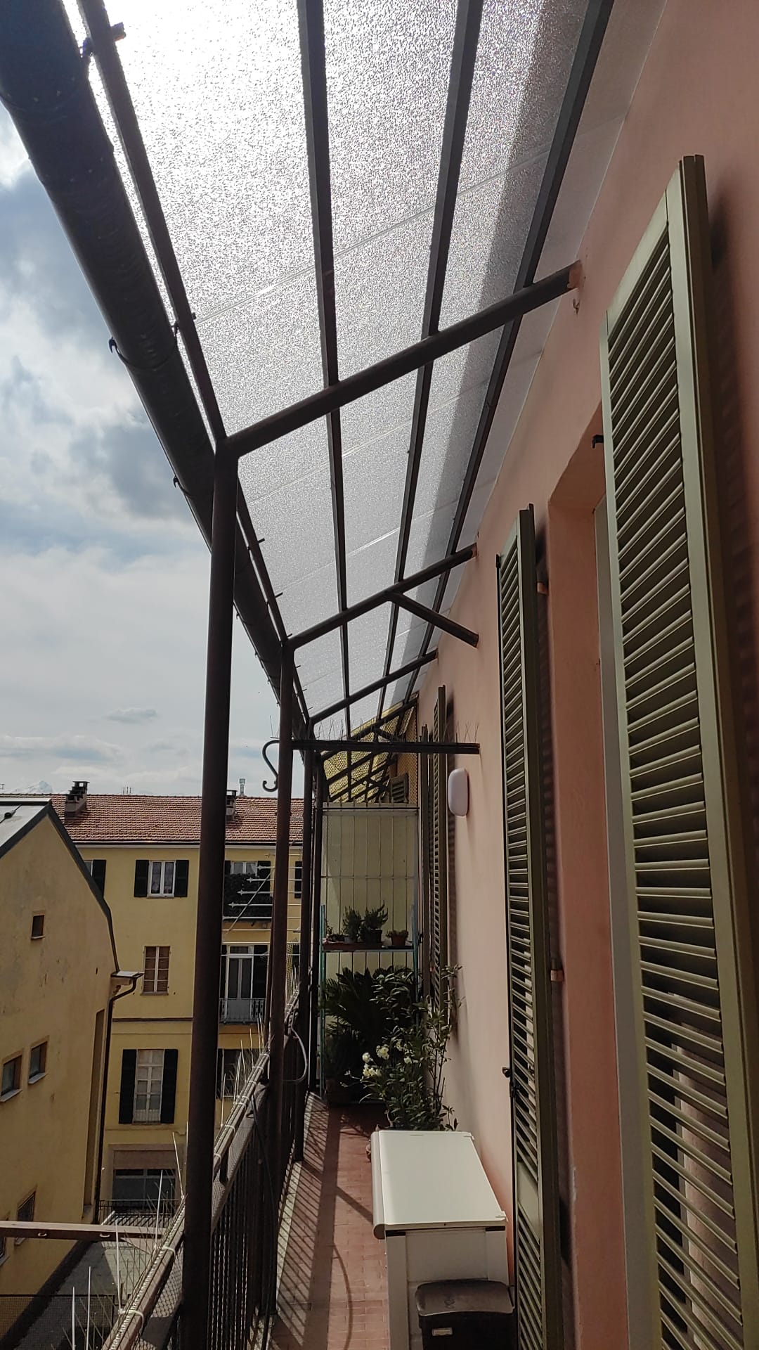 Sostituzione Lastre per Tettoie Danneggiate – Policarbonato, Plexiglass, Lamiere